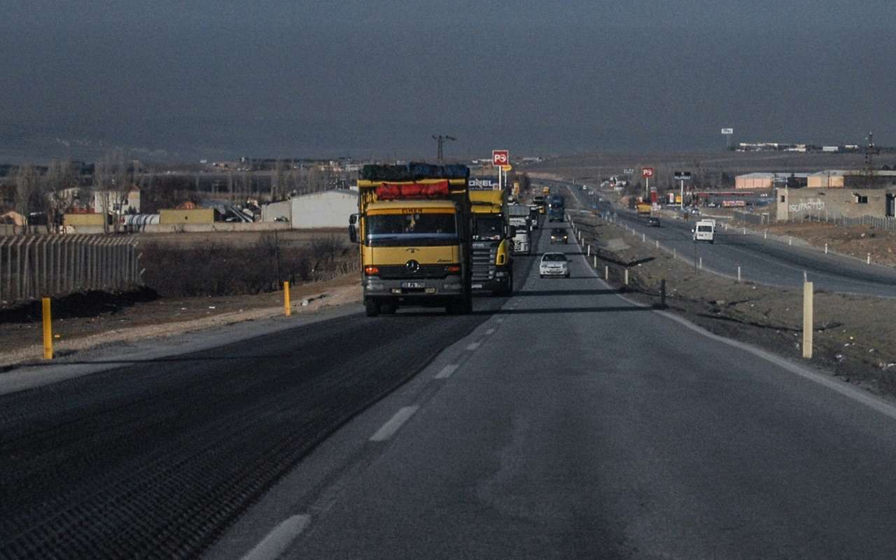 Как грузовики убивают дороги: езду с перегрузом возьмут под контроль