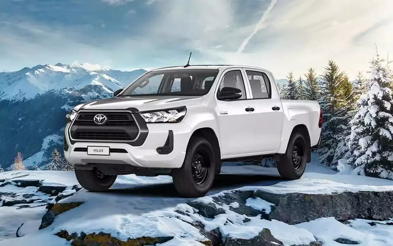 Из Toyota Hilux сделали шестиколесного монстра