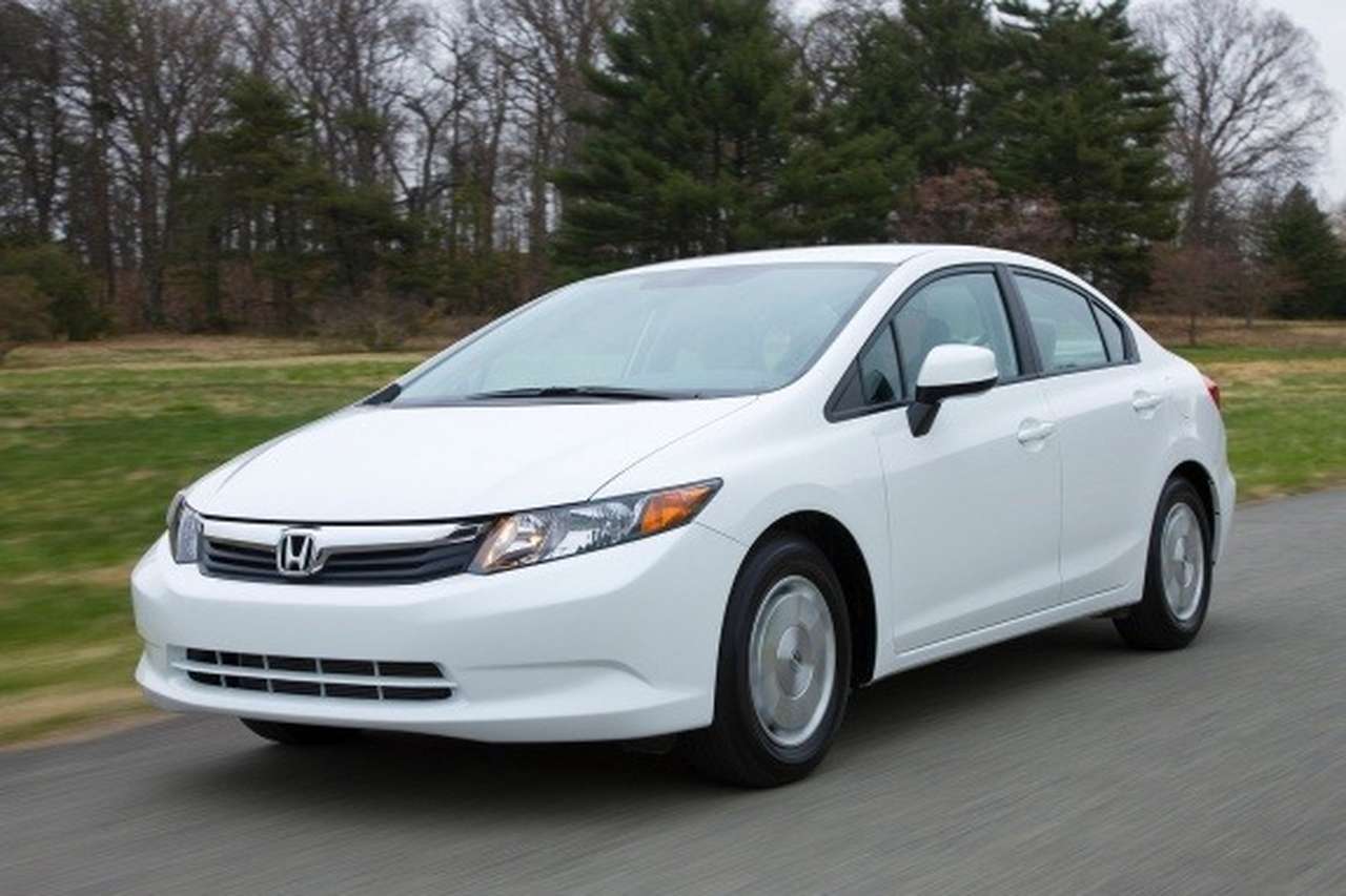 Этой осенью Honda обновит и Civic – главным образом из-за не очень качественных, по мнению прессы, материалов отделки интерьера. Новый 150-сильный мотор 1.8 (180 Нм) у модели, сообщает ANE, появится весной 2014 года