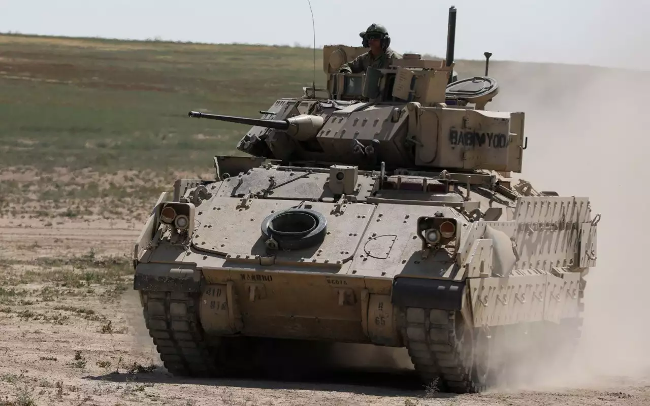 Bradley M2A2 на лобовой части корпуса и бортах установлены стальные бронеэкраны толщиной 30 мм.