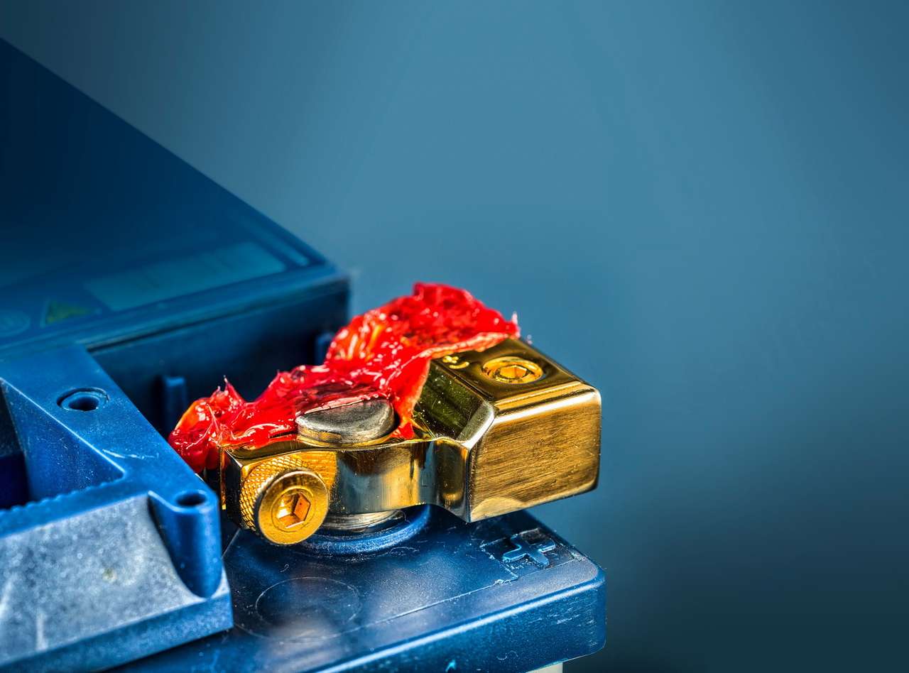 Экспертиза ЗР: зачем смазывать клеммы аккумулятора?