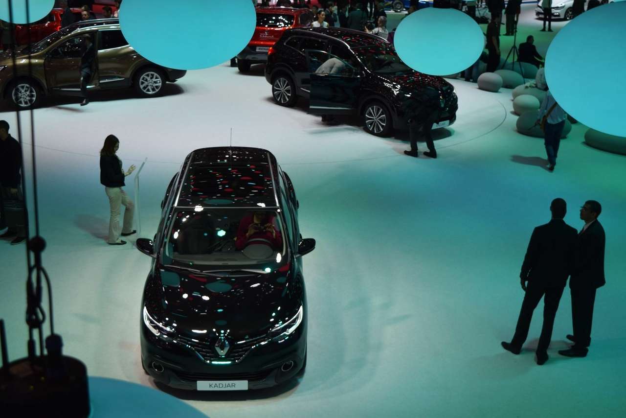 Продажи новых автомобилей в феврале рухнули на 38%