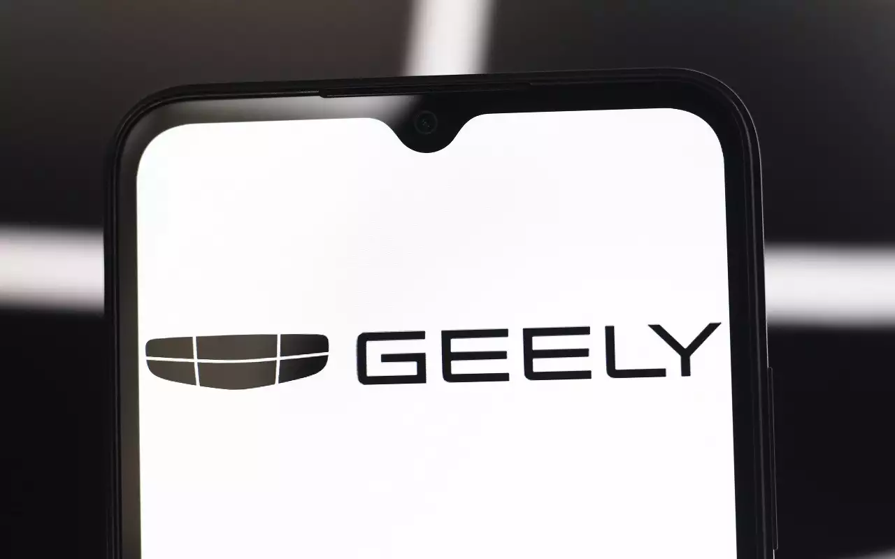 Geely выпустила очень экономичный кроссовер с уникальной технологией