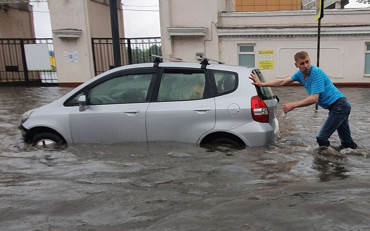 Эксперт рассказал, что делать, если машину затопило
