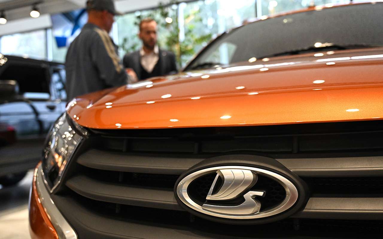 Дилеры: в автосалонах закончились машины Lada Vesta