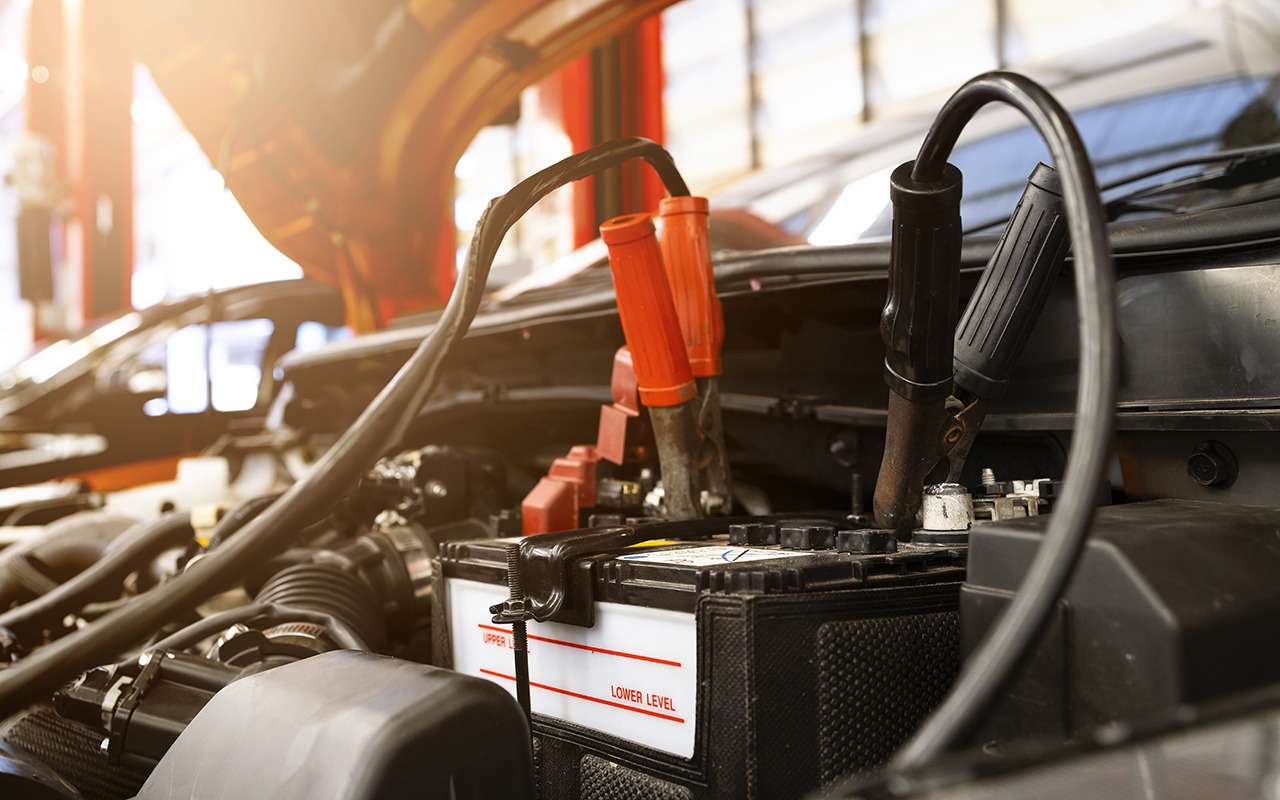 Вот так «прикурил»! Хотел помочь завести машину, но попал в неприятность! (видео)