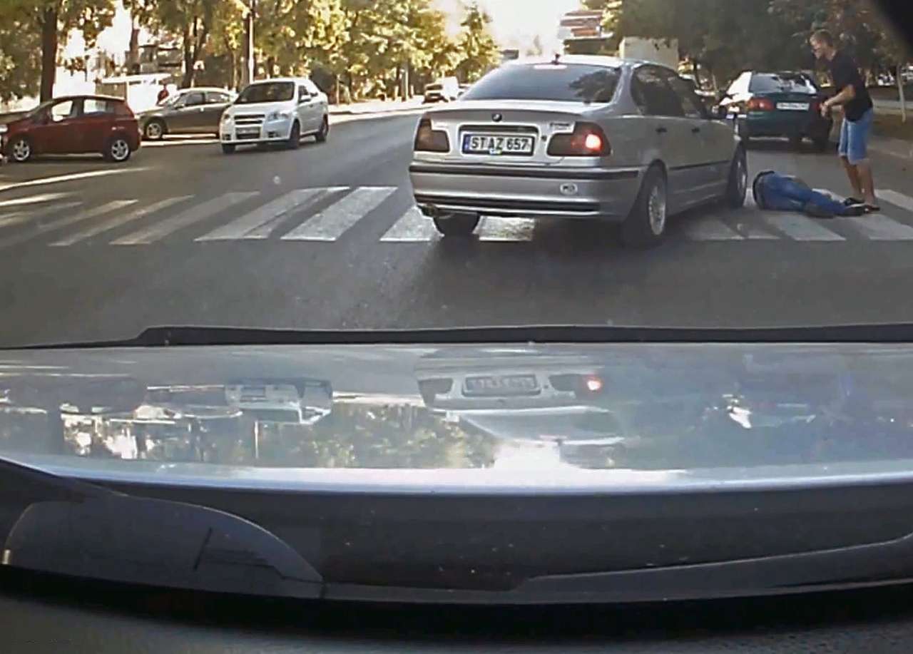 Водитель BMW намеренно сбил парня на «зебре» (ВИДЕО)