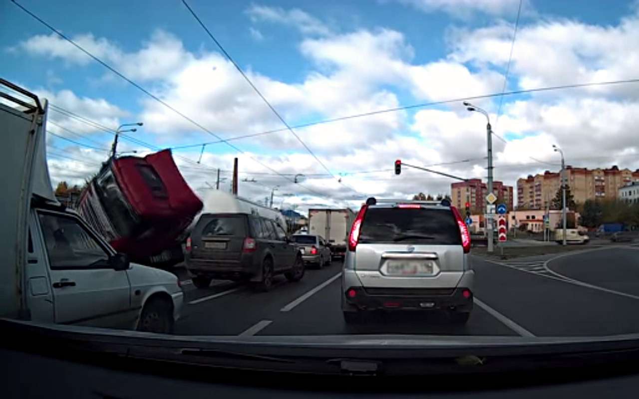 Помеха слева помешала водителю фуры выровнять автомобиль