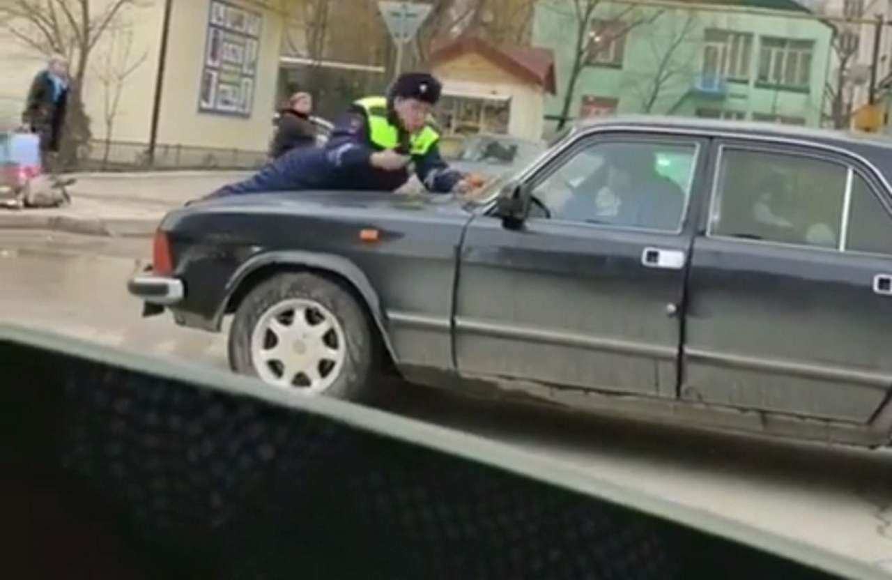 Дагестанского гаишника прокатили на капоте