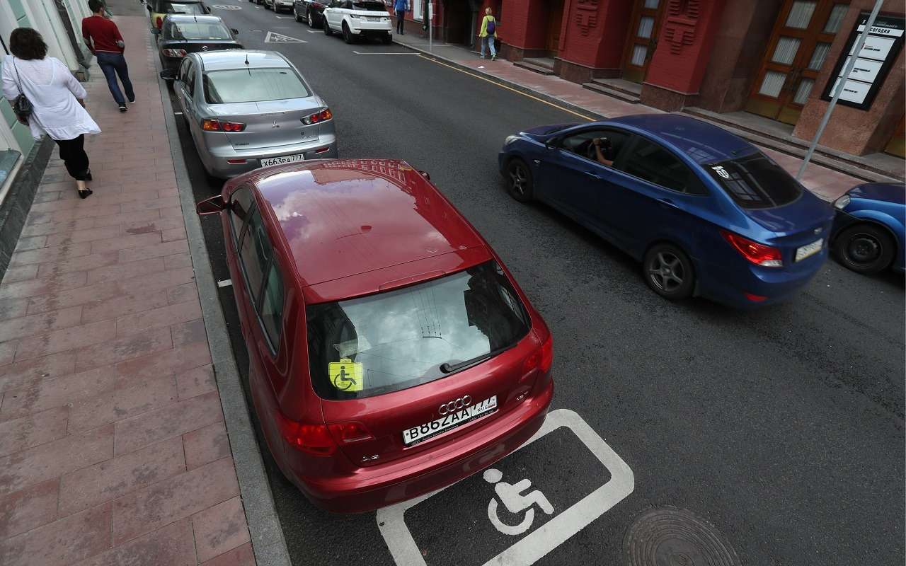 Лишение прав и штраф ₽10 тысяч — наказание за эту наклейку ужесточат