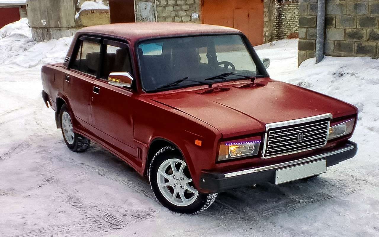 Эта «семерка» (ВАЗ-2107) продается за 50 тысяч рублей. Видно, хозяин постарался ее принарядить. А почему продает, если так любит? Спросите. И что под пластиком на порогах, металл или труха?