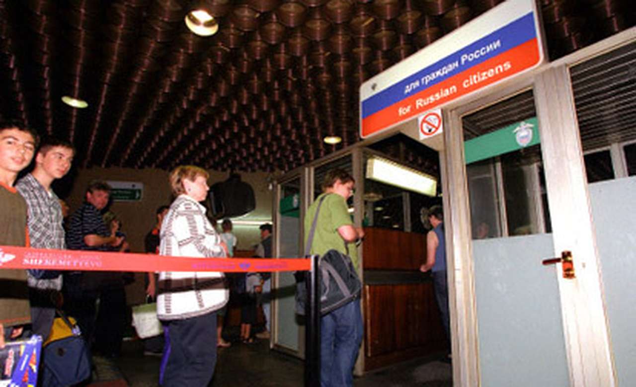 Гражданам с небольшими долгами разрешат выезд за границу