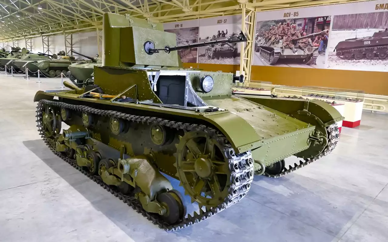 Химический (огнеметный) танк ХТ-26, он же БХМ‑3 – боевая химическая машина, сделанная на базе легкого танка Т‑26.