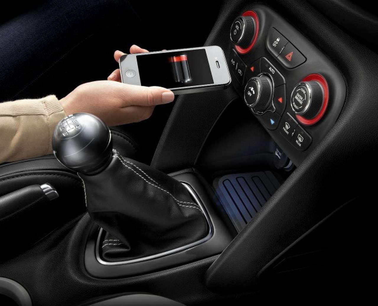Dodge Dart будет заряжать мобильники без проводов