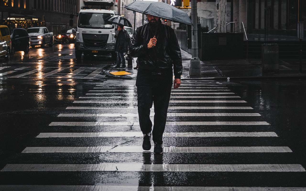 Пьяный полицейский, сбивший пешехода на переходе, уволен