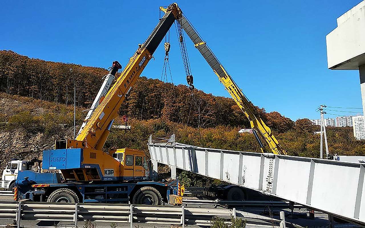 Во Владивостоке самосвал снес пешеходный мост
