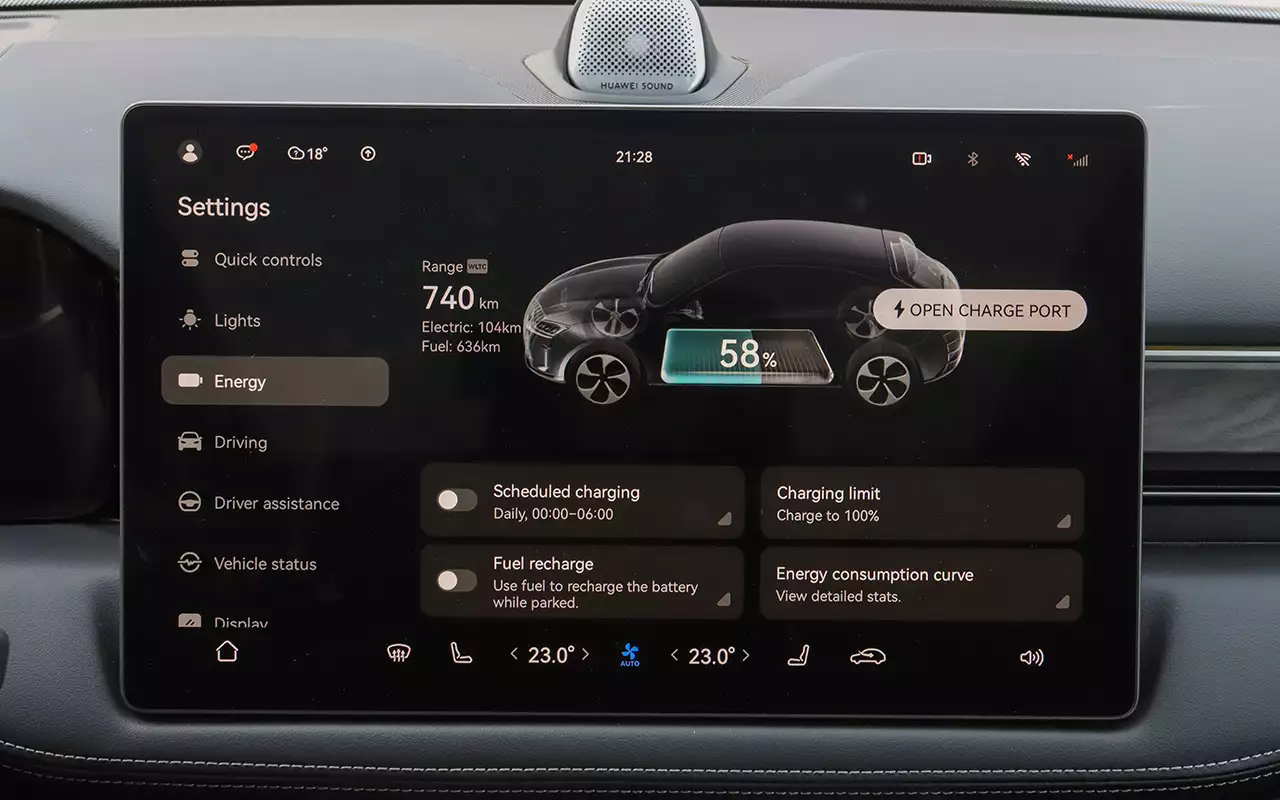 Информация об уровне заряда и запасе хода отображается на центральном дисплее. На стоянке можно принудительно включить ДВС для подзарядки.