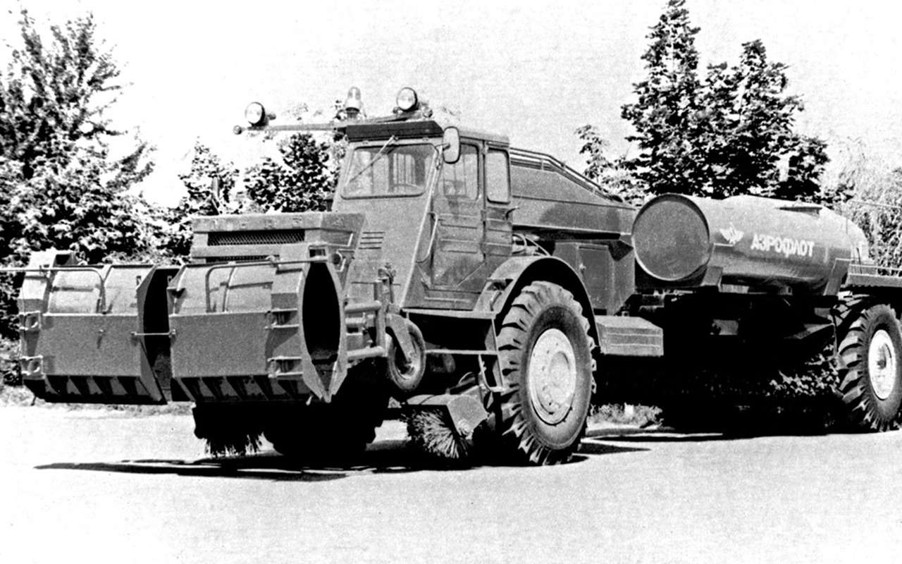 За один проход МоАЗ‑546П с уборочной установкой очищал полосу шириной 5,4 м.