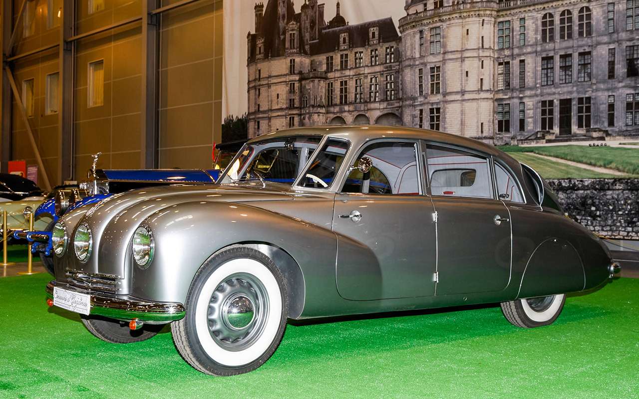 Чехословацкая Tatra 87 с мотором V8 воздушного охлаждения и в послевоенной стилистике.