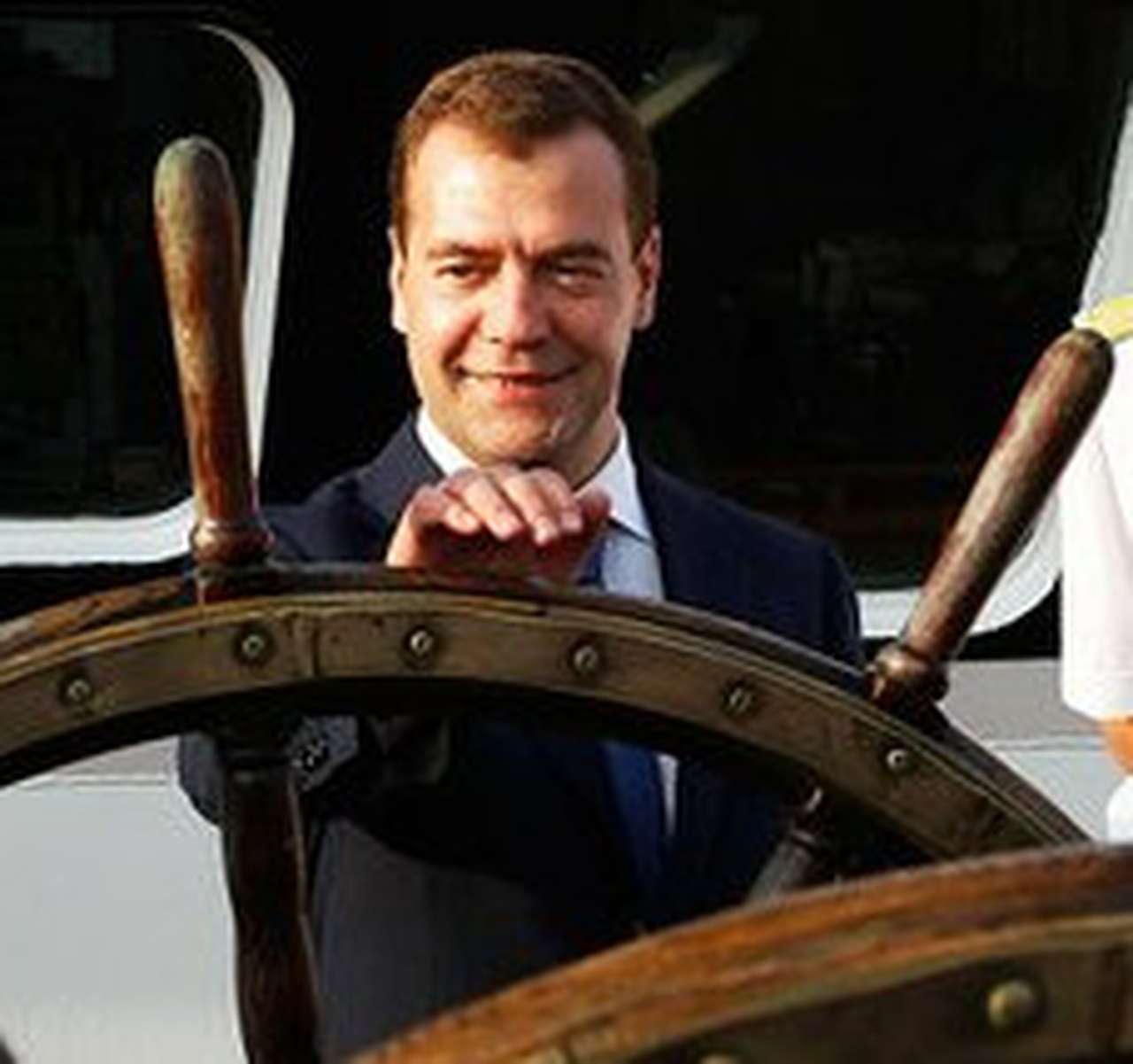 Медведев подписал закон о техосмотре