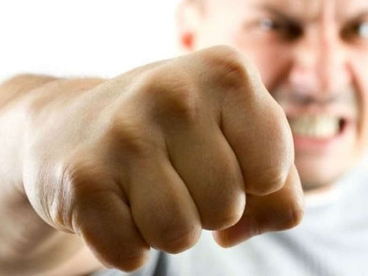 Трое неизвестных избили сотрудника СК России после ДТП 