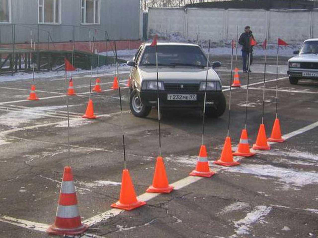Дама сбила трех человек на экзамене в ГИБДД