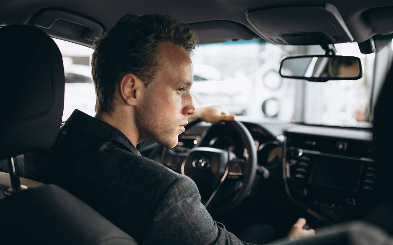 Перечислены признаки неисправности рулевого механизма