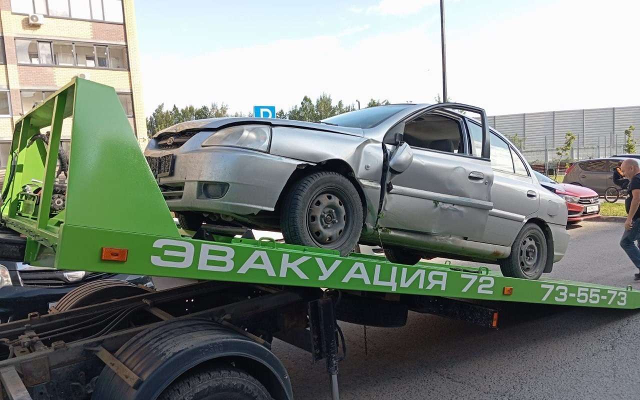 Пьяный тюменец разгромил детскую площадку