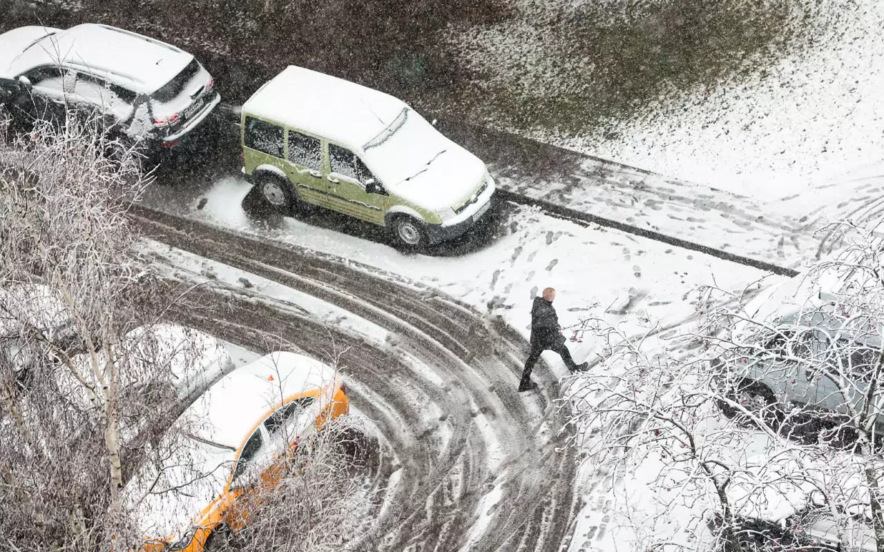 Застолбил место — готовь деньги. Чем опасна «личная» парковка во дворе
