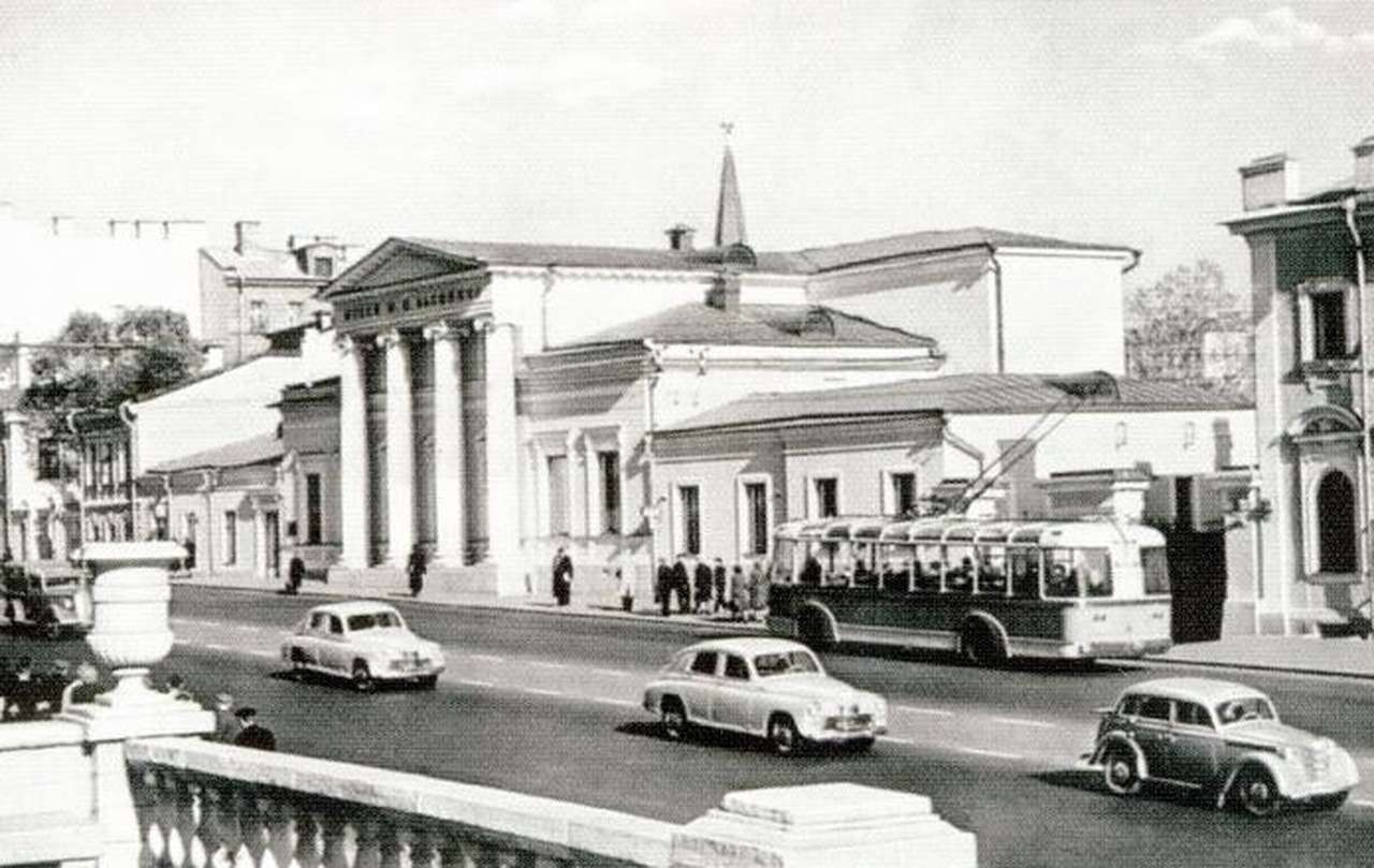На Моховой улице движение далеко не всегда было односторонним