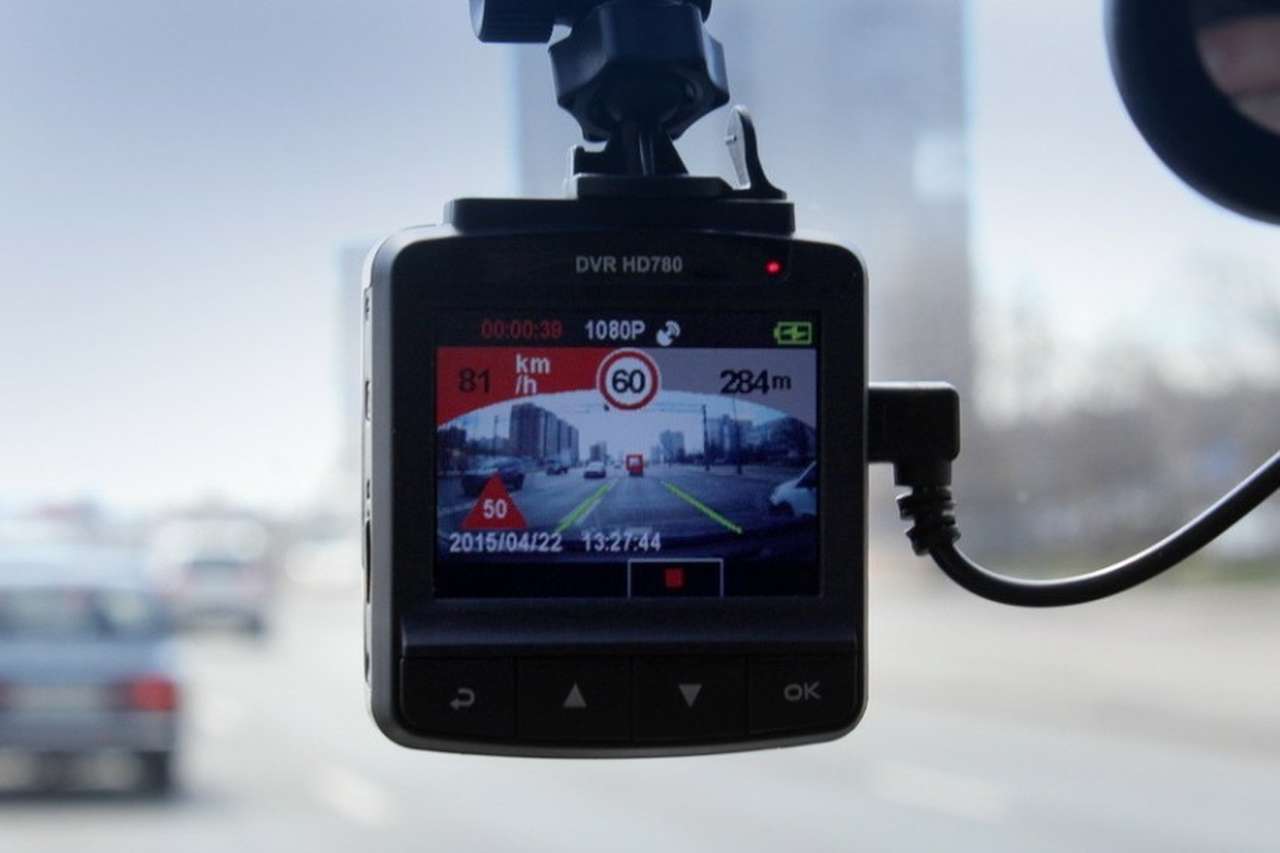 Бортовой помощник — обзор PARKCITY DVR HD 780