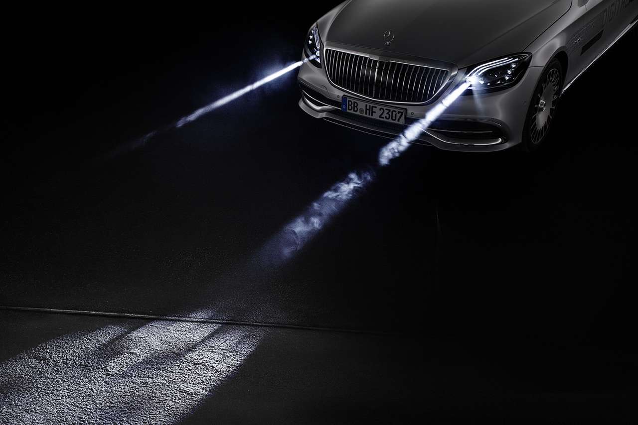 «Я рисую на асфальте»: Mercedes-Maybach представил уникальные фары