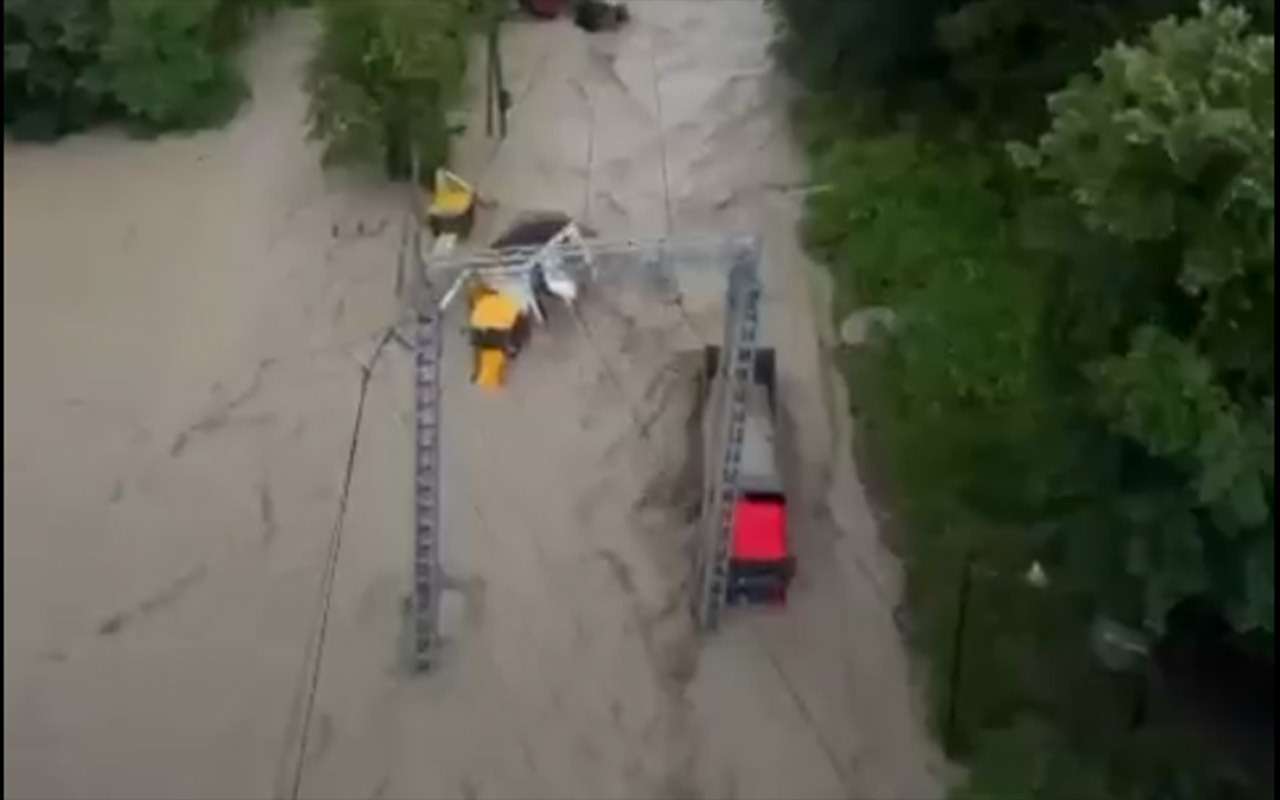 В Сочи автомобили смыло с дорог: видео с места ЧП