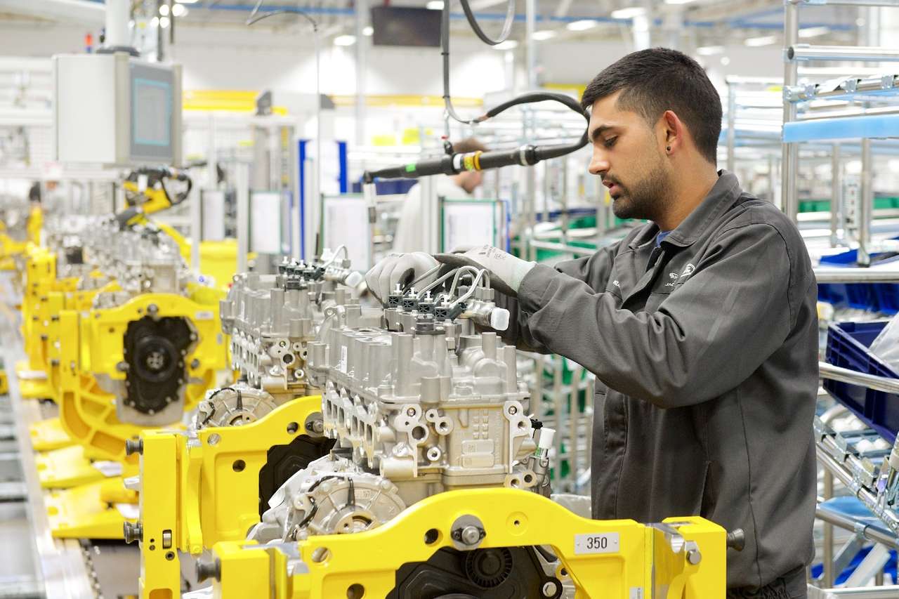 Jaguar Land Rover порадует Tata числом и Ingenium