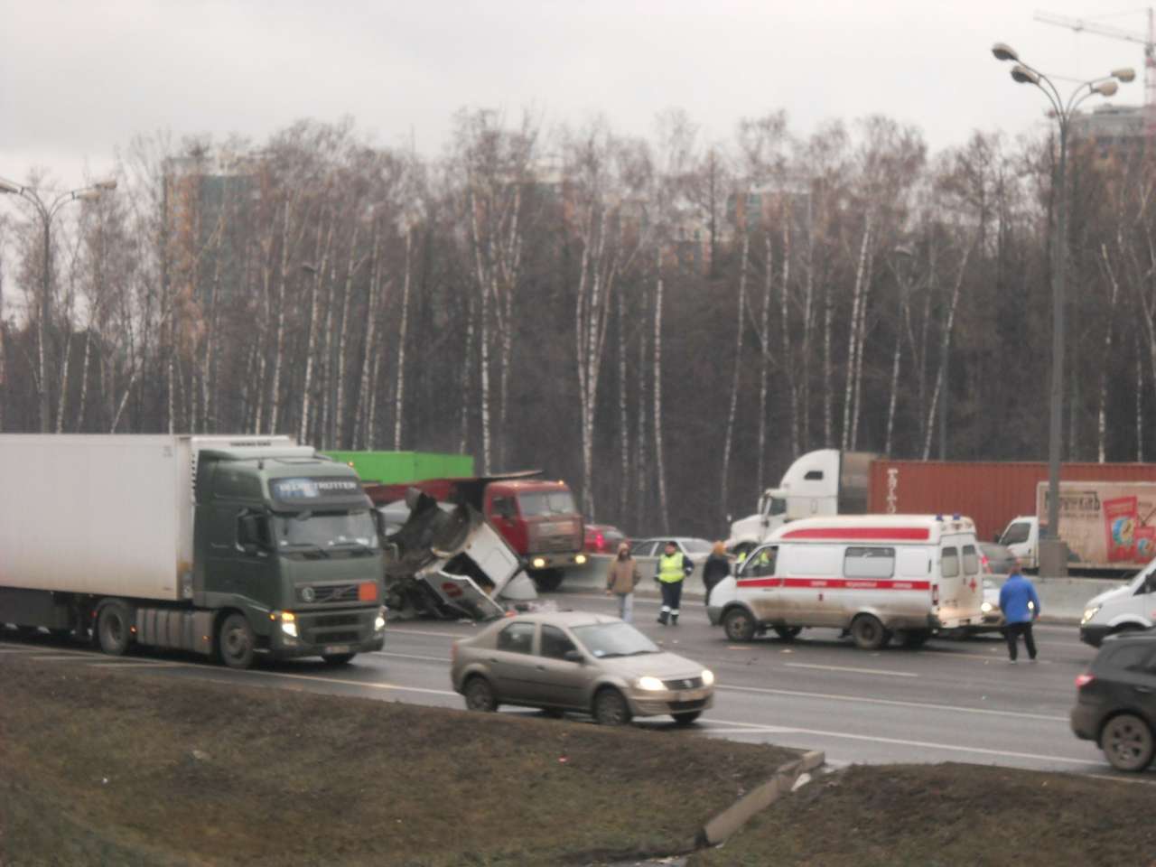 Из-за непогоды на МКАД столкнулось более 20 машин