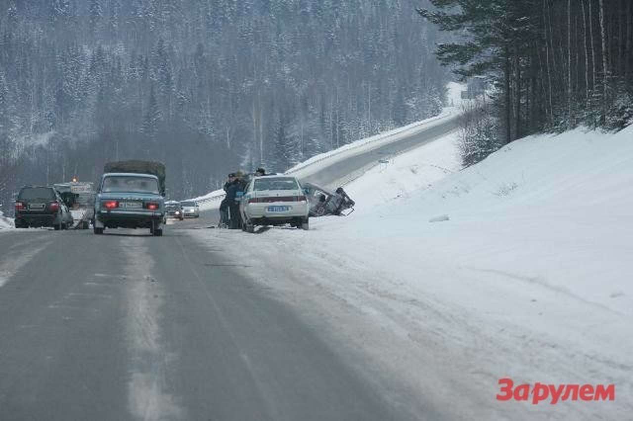 Под Челябинском на мокрой дороге занесло автобус: шесть погибших