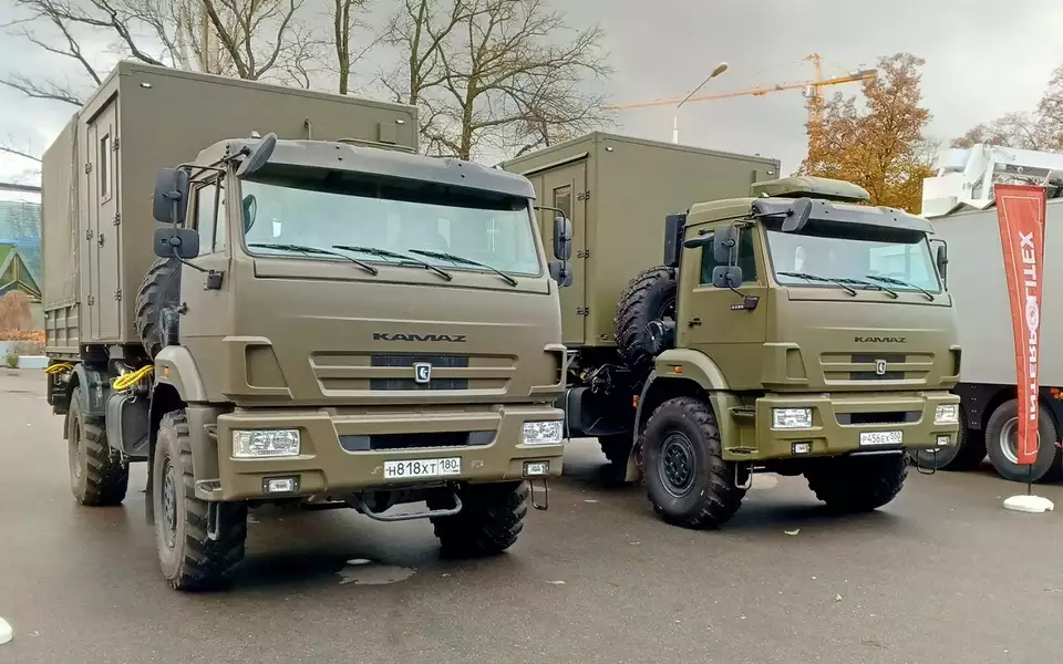 Эти КАМАЗы только кажутся простыми и обычными: отличная маскировка!