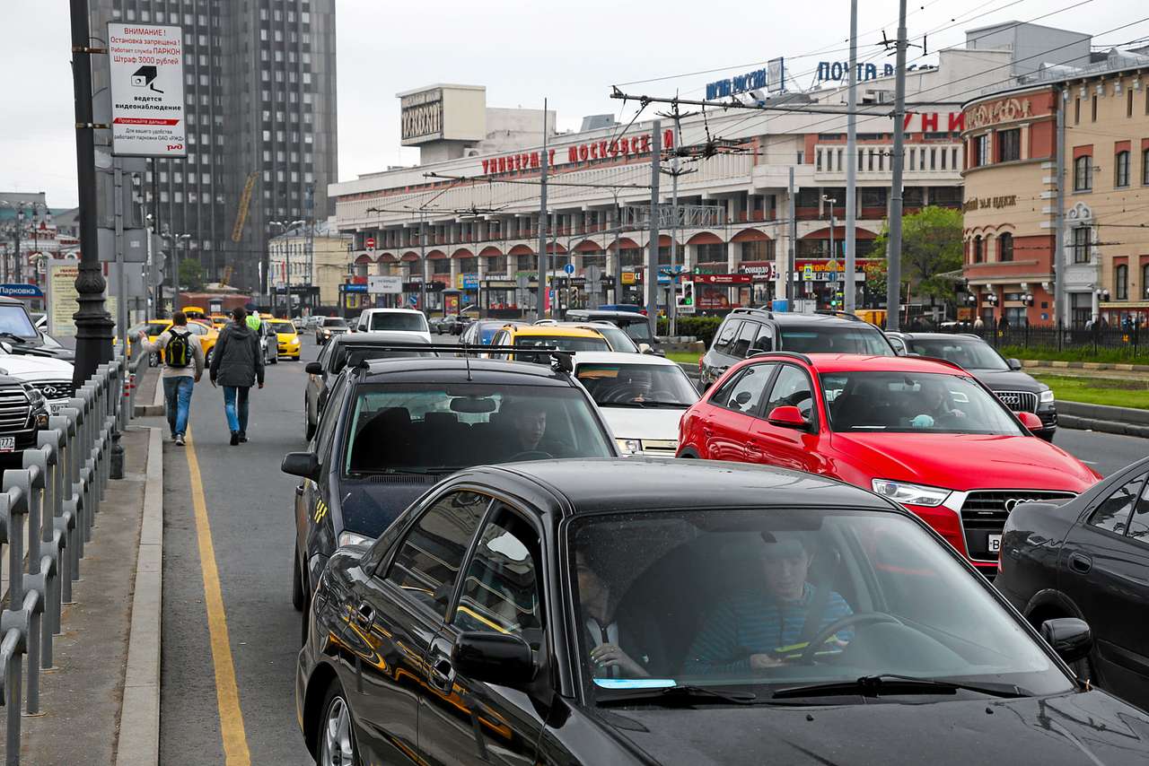 Глава ГИБДД — о парковке «по-европейски», дубликатах ПТС, правах на скутер