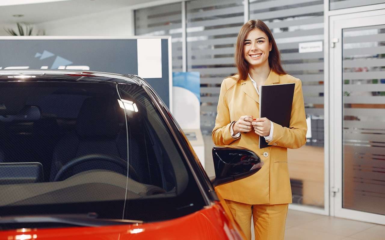 Сколько машин будет продано в России за 2025 год: прогноз аналитиков