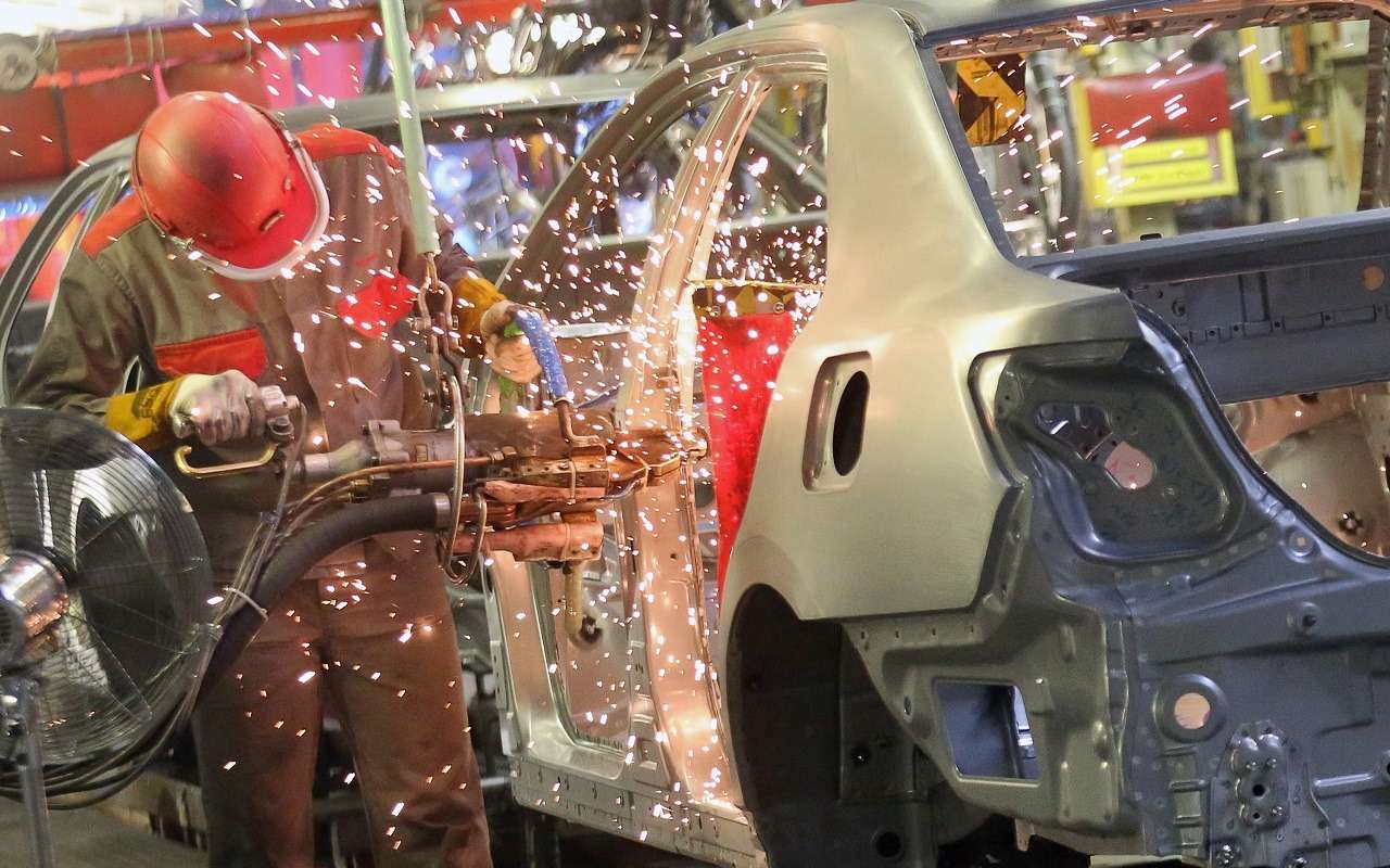 Завод Toyota в Шушарах (Санкт-Петербург) был введен в эксплуатацию в 2007 году и выпускал самые популярные модели бренда - Camry (на фото) и RAV4. Мощность производства - 100 тысяч автомобилей в год