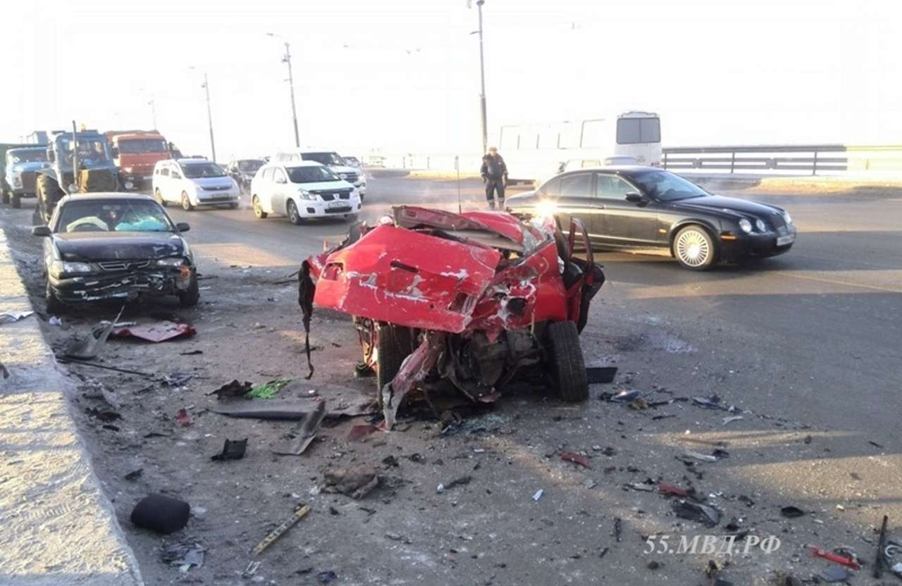 Жуткое ДТП в Омске: Mazda разлетелась в щепки