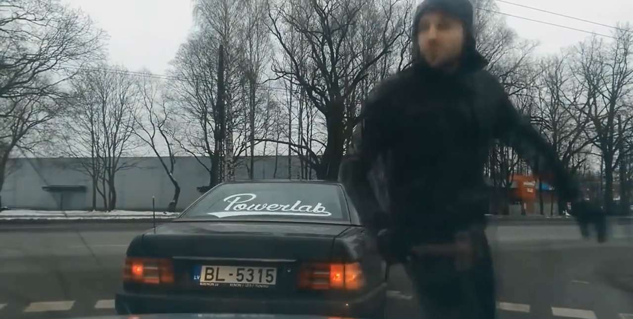 Дорожный конфликт: «изящная» словесность довела до разбитого стекла (ВИДЕО)