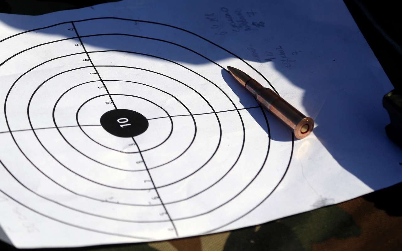 Омские водители маршруток решили освоить стрельбу из винтовки и пистолета