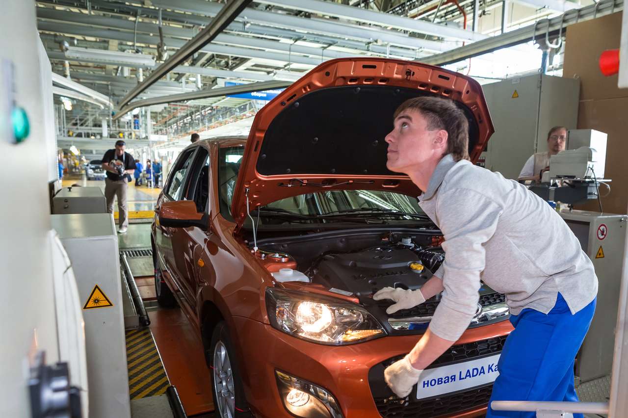 АВТОВАЗ начал экономить на зарплатах