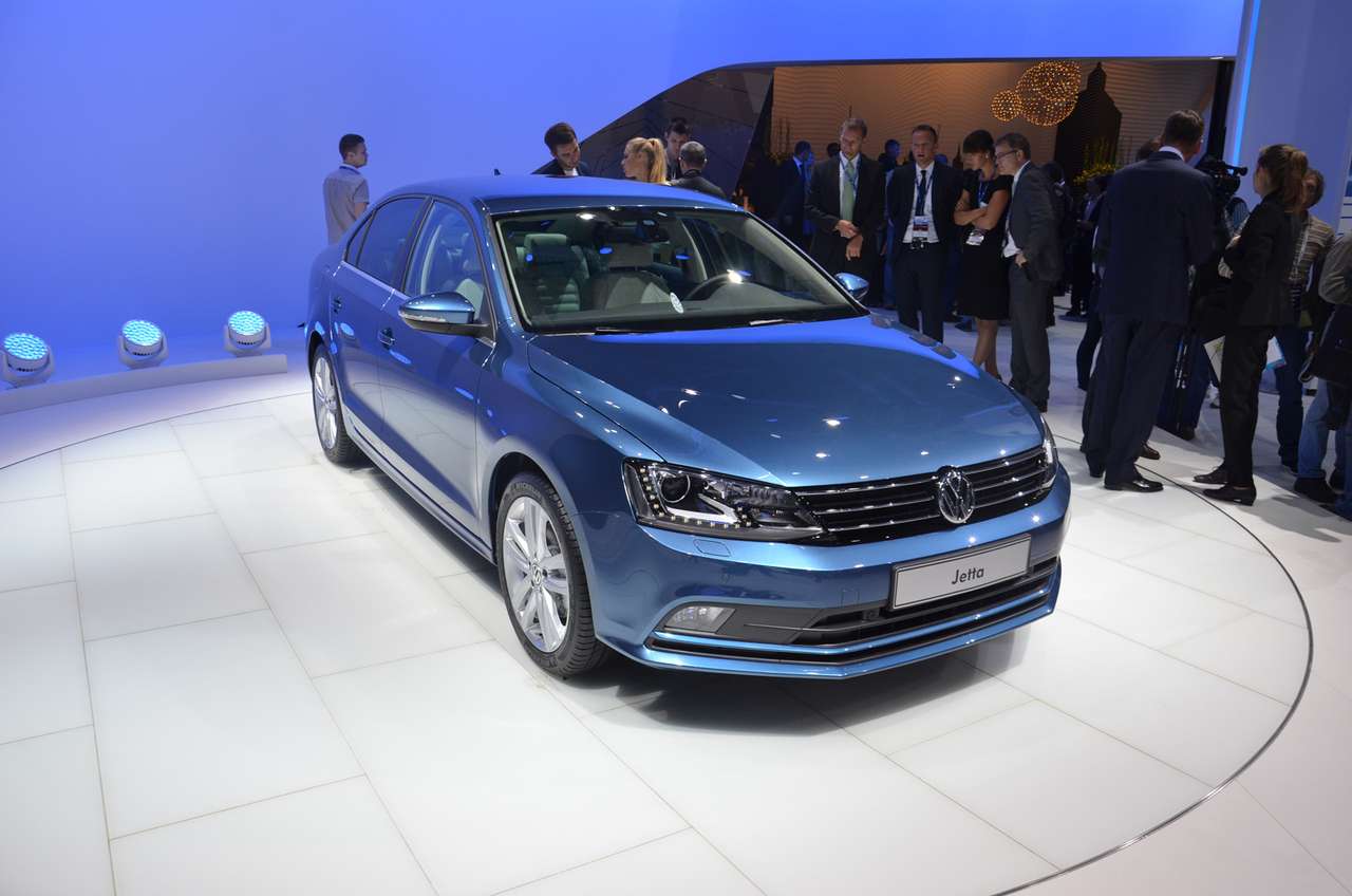 VW Jetta затормозит перед препятствием (ВИДЕО)
