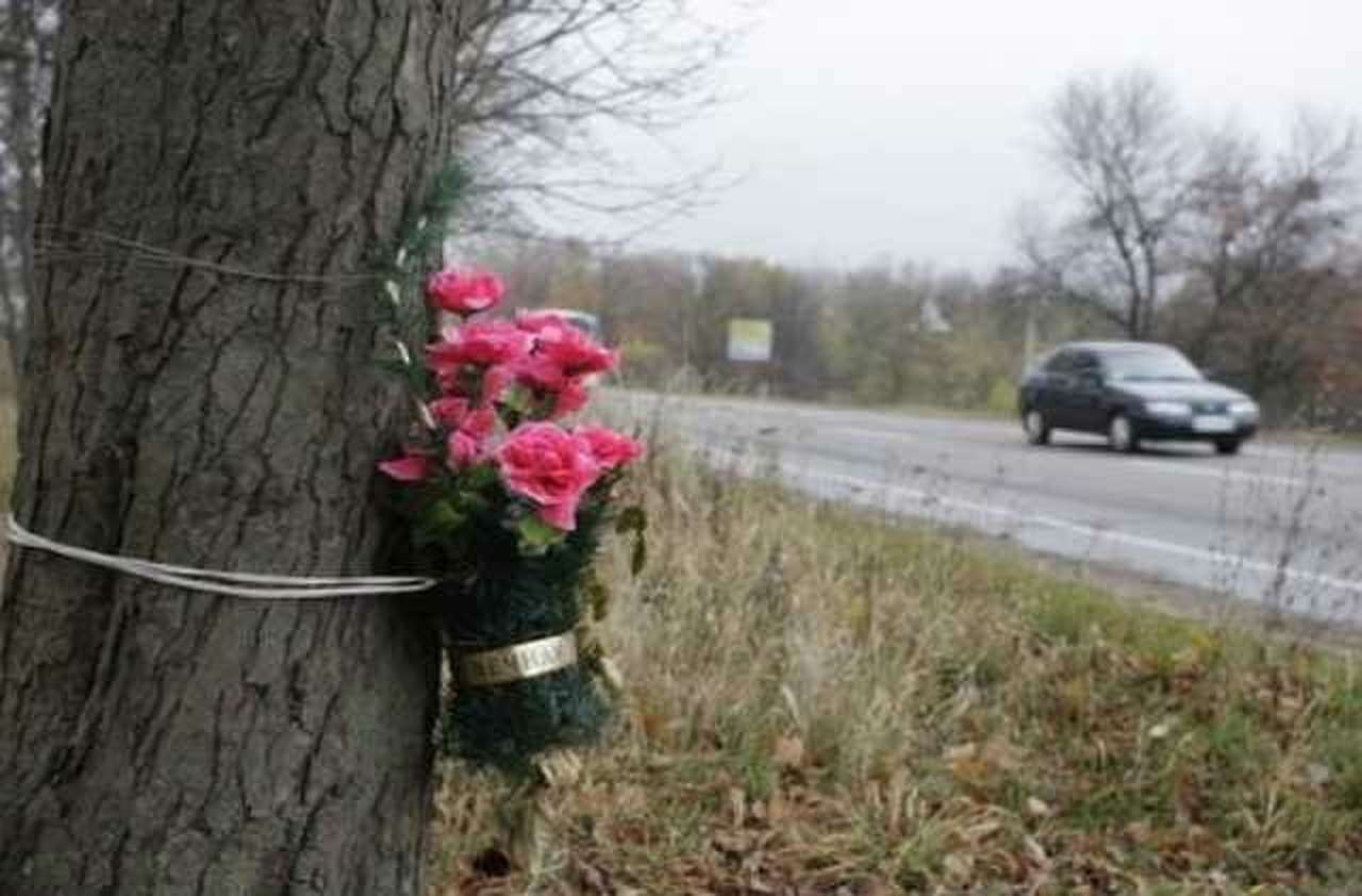За похоронные венки на обочине дороги предлагают штрафовать