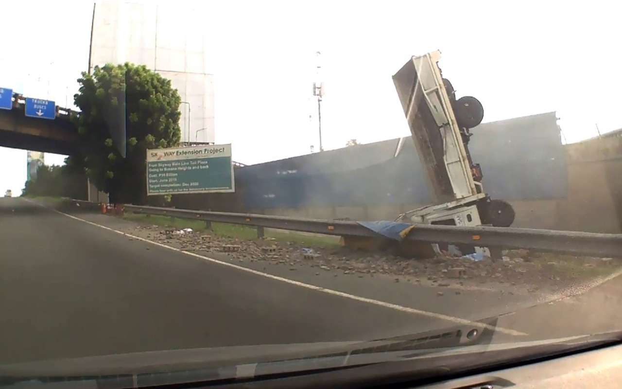 Полет с пируэтом: грузовик встает на нос!