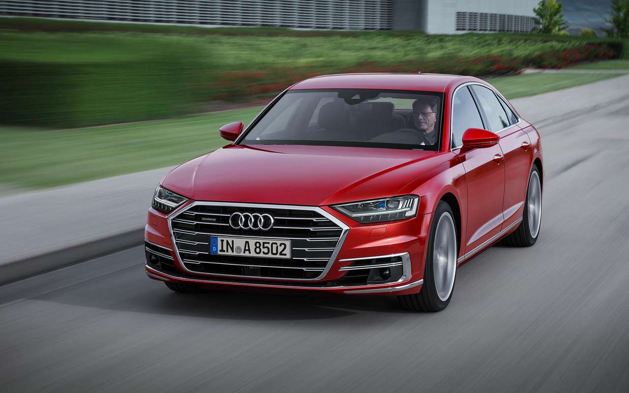 Audi A8 четвертого поколения – первый седан Audi со столь ярко выраженным «шестиугольником» радиаторной решетки. Длина короткобазной машины составляет 5172 мм – это на 37 мм больше, чем прежде.