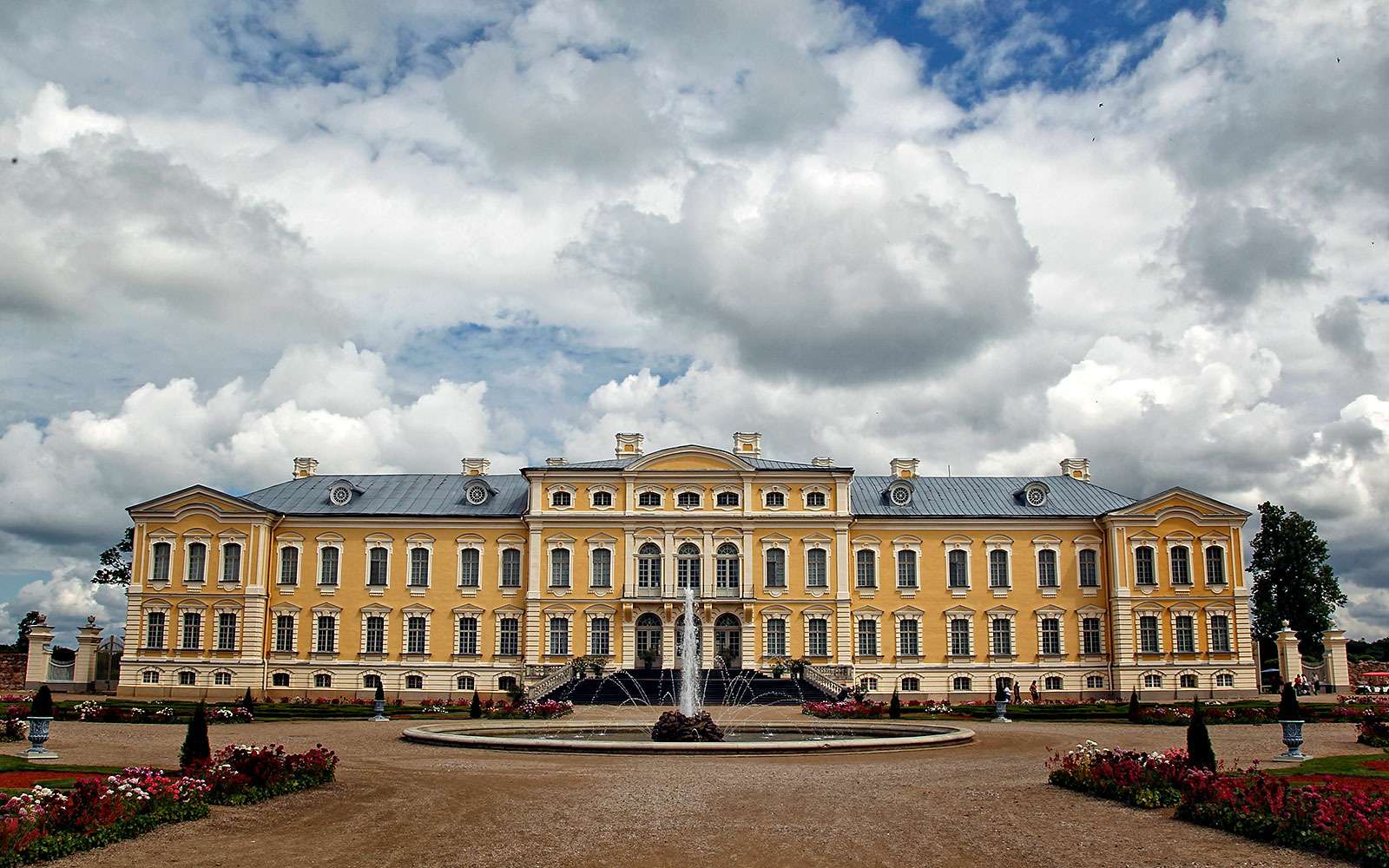 Фото петровной. Растрелли дворец Бирона. Летний дворец Растрелли. Дворец в Рундале Растрелли. Зимний и летний дворцы в Москве Растрелли