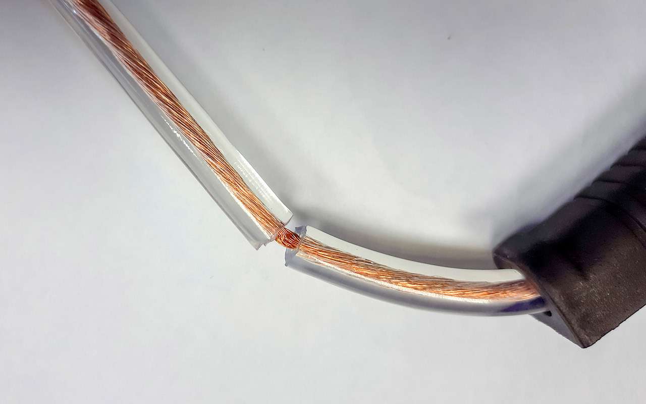 Поломанные провода. Провод который переломался. Кабель на морозе. Пробитый кабель.